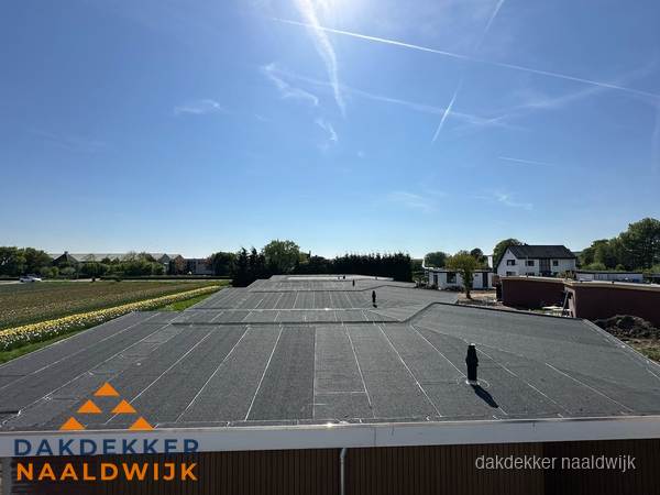 Groot plat dak met bitumen dakbedekking op bedrijfspand in Naaldwijk Groot plat dak met bitumen dakbedekking op bedrijfspand in Naaldwijk