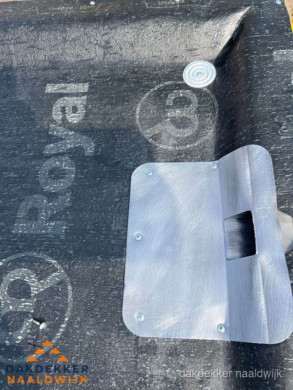 Dakdoorvoer met metalen afvoerplaat op bitumen dak in Naaldwijk Dakdoorvoer met metalen afvoerplaat op bitumen dak in Naaldwijk
