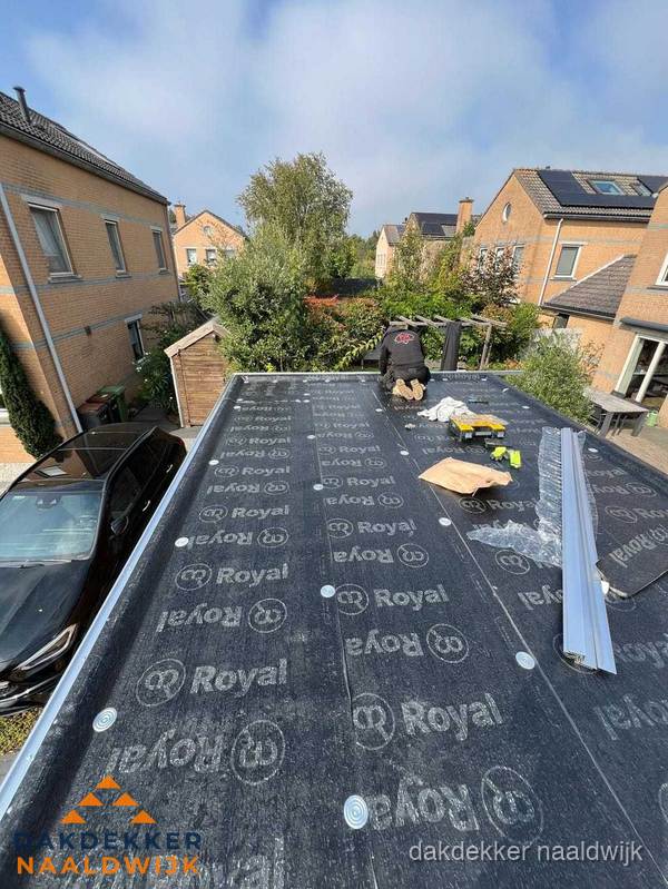 Nieuwe Royal bitumen dakbedekking op plat dak van aanbouw in Naaldwijk Nieuwe Royal bitumen dakbedekking op plat dak van aanbouw in Naaldwijk