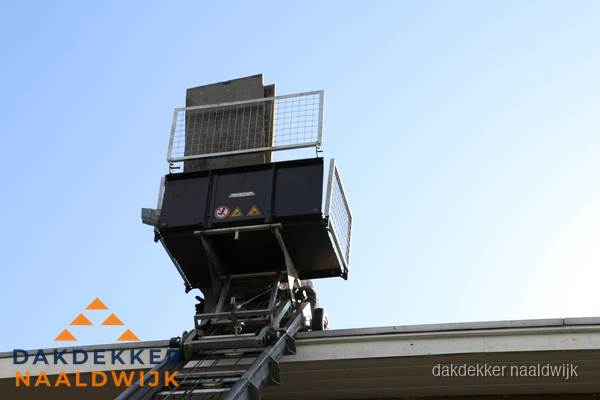 Dakdekkerslift voor materiaal transport bij dakwerkzaamheden in Naaldwijk Dakdekkerslift voor materiaal transport bij dakwerkzaamheden in Naaldwijk