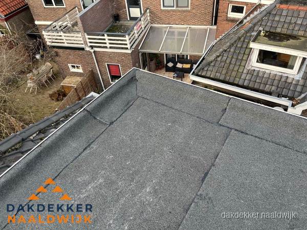 Overzicht plat dak met dakgoot in woonwijk Naaldwijk Overzicht plat dak met dakgoot in woonwijk Naaldwijk