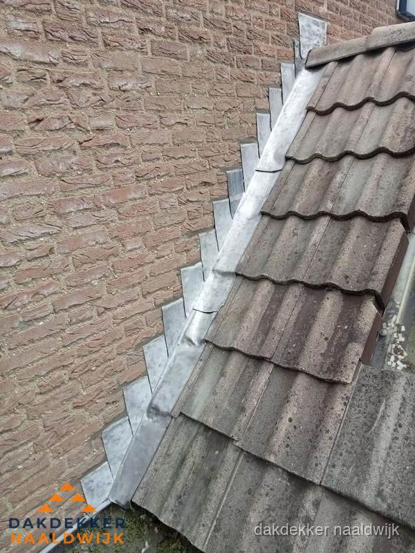 Loodslabben langs dakaansluiting bij bakstenen muur in Naaldwijk Loodslabben langs dakaansluiting bij bakstenen muur in Naaldwijk