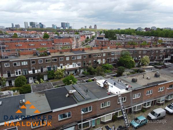 Spoed dakdekker aan het werk op plat dak in woonwijk Naaldwijk Spoed dakdekker aan het werk op plat dak in woonwijk Naaldwijk
