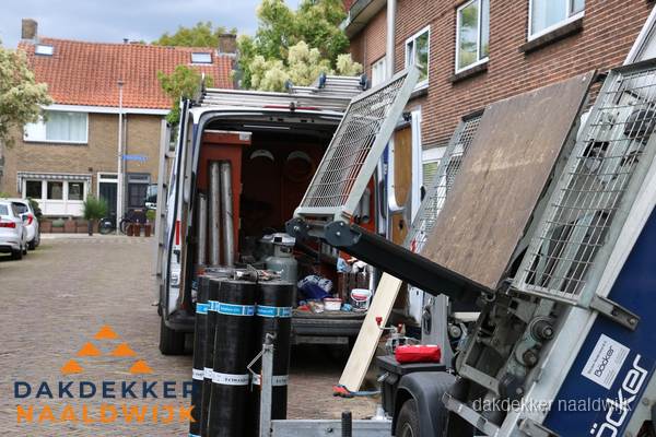 Dakdekkersbusje met materiaal en ladderlift voor dakpannen vervangen in Naaldwijk Dakdekkersbusje met materiaal en ladderlift voor dakpannen vervangen in Naaldwijk