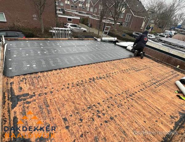 Dakdekker legt onderlaag op plat dak met houten constructie in Naaldwijk Dakdekker legt onderlaag op plat dak met houten constructie in Naaldwijk
