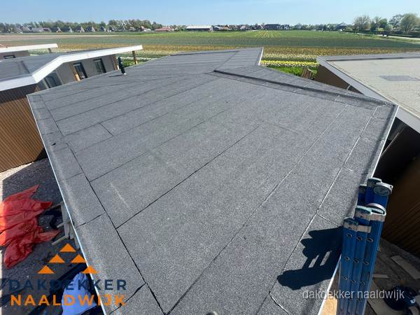 Nieuw bitumen plat dak met uitzicht over landschap in Naaldwijk Nieuw bitumen plat dak met uitzicht over landschap in Naaldwijk